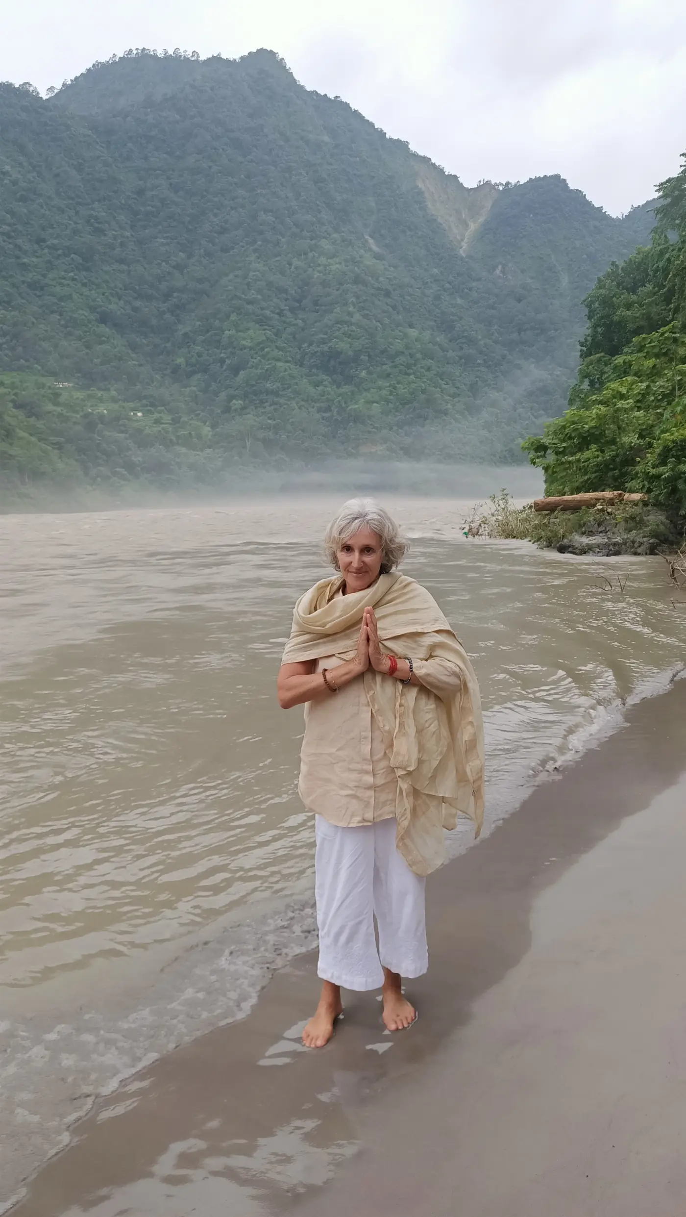 Christel au bord du Gange, à Rishikesh, mains jointes