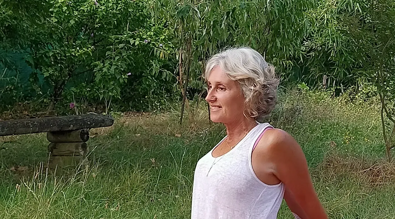 Pratique posturale dans un jardin