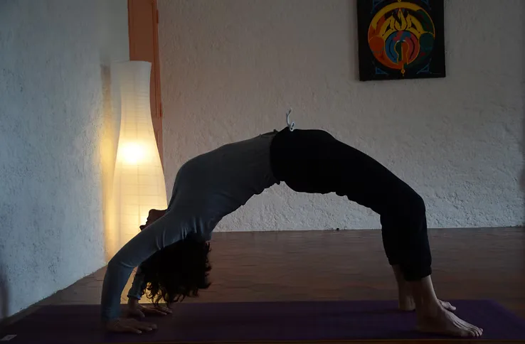 Posture du pont pratiquée en intérieur, lumière tamisée